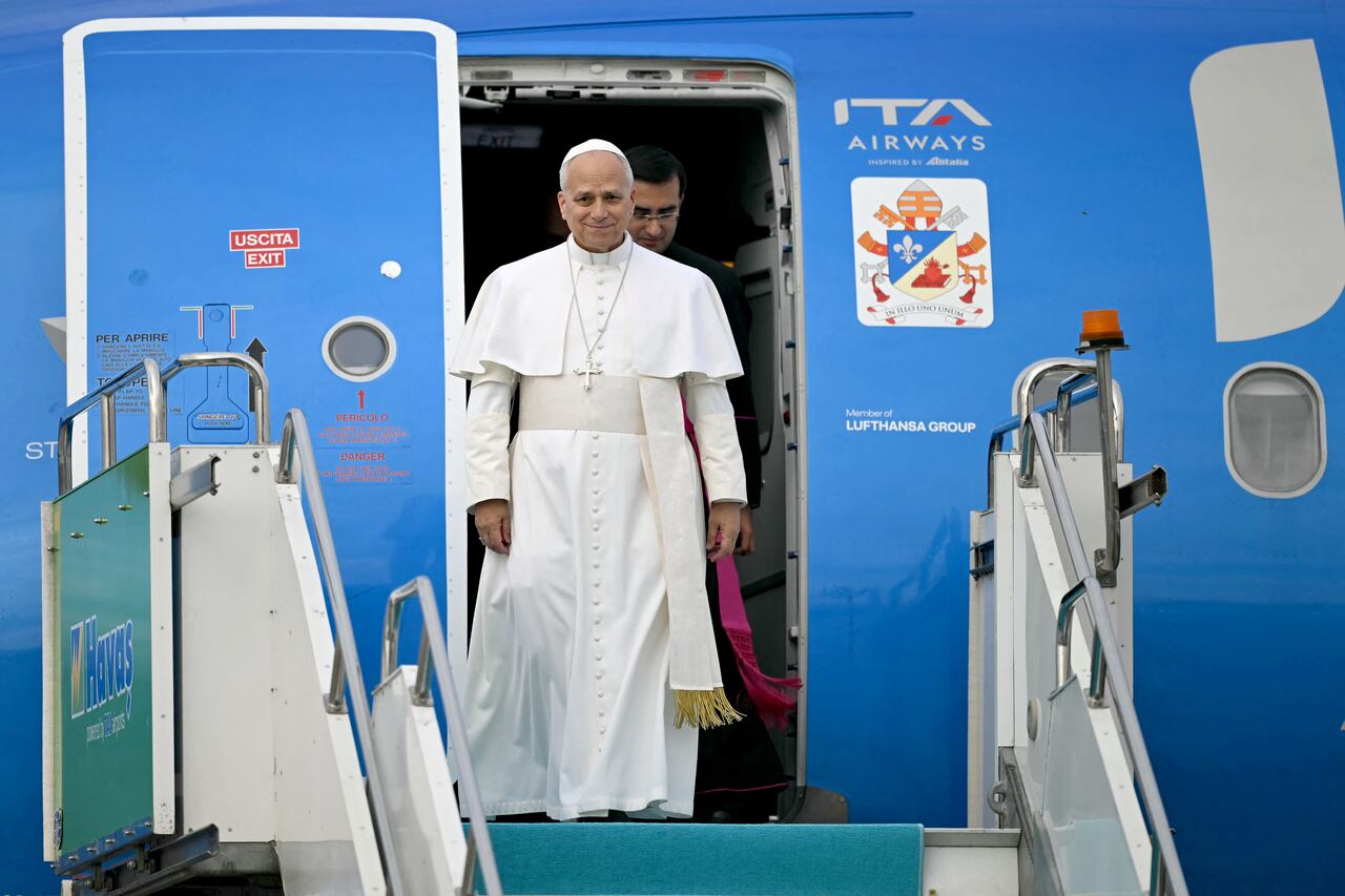 Pope Leo XIV disembarks from his plane after his arrival at Esenboga International Airport in Ankara on November 27, 2025. Pope Leo XIV arrived in Turkey on the first overseas trip of his papacy, which will also take him to Lebanon. (Photo by Ozan KOSE / AFP)