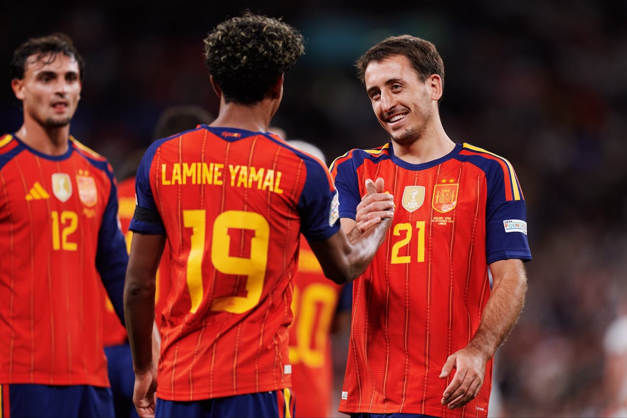 Lamine Yamal (19) y Mikel Oyarzabal (21) celebran uno de los goles de España ante Inglaterra.