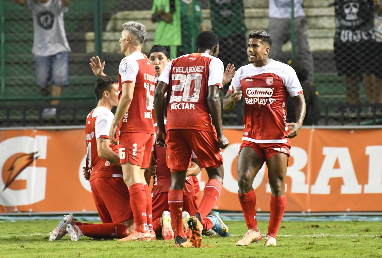 Harold Mosquera y Yilmar Velásquez pelean entre ellos en el compromiso entre Deportivo Cali e Independiente Santa Fe.