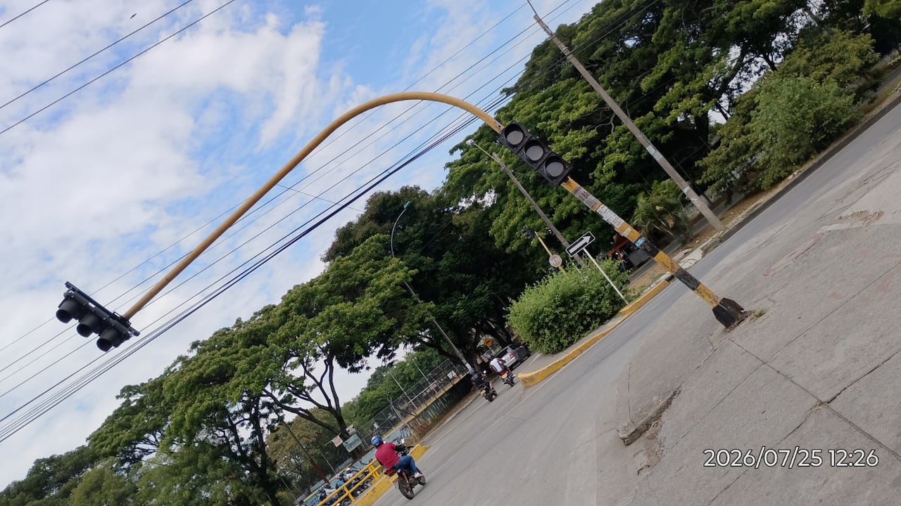 Ciudadanos alertaron sobre el estado del semáforo, cuyo soporte se desprendió desde la base y estaría a punto de caer en esta zona del sur de Cali.