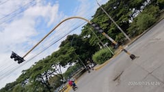 Ciudadanos alertaron sobre el estado del semáforo, cuyo soporte se desprendió desde la base y estaría a punto de caer en esta zona del sur de Cali.