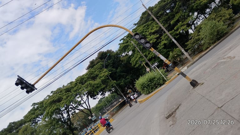 Ciudadanos alertaron sobre el estado del semáforo, cuyo soporte se desprendió desde la base y estaría a punto de caer en esta zona del sur de Cali.