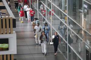 Bogotá. Mayo 11 de 2023. Varias familias son atendidas por Migración Colombia y la Defensoria del pueblo en el Aeropuerto Internacional El Dorado, luego de ser retornadas desde los Estados Unidos. (Colprensa - John Paz)