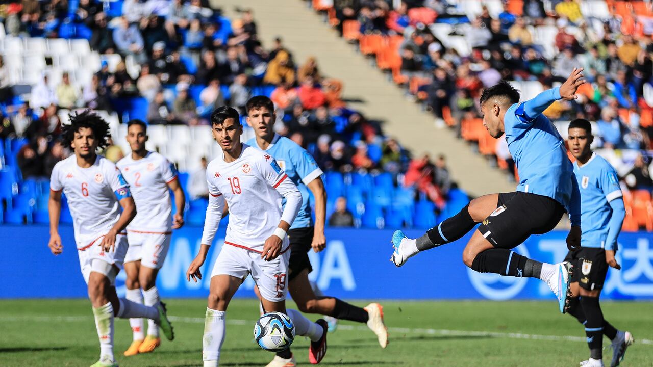 MENDOZA, ARGENTINA - 28 DE MAYO: Fabricio Díaz de Uruguay toma un tiro durante el partido del Grupo E de la Copa Mundial Sub-20 de la FIFA Argentina 2023 entre Túnez y Uruguay en el Estadio Mendoza el 28 de mayo de 2023 en Mendoza, Argentina. (Foto de Buda Mendes - FIFA/FIFA vía Getty Images)
