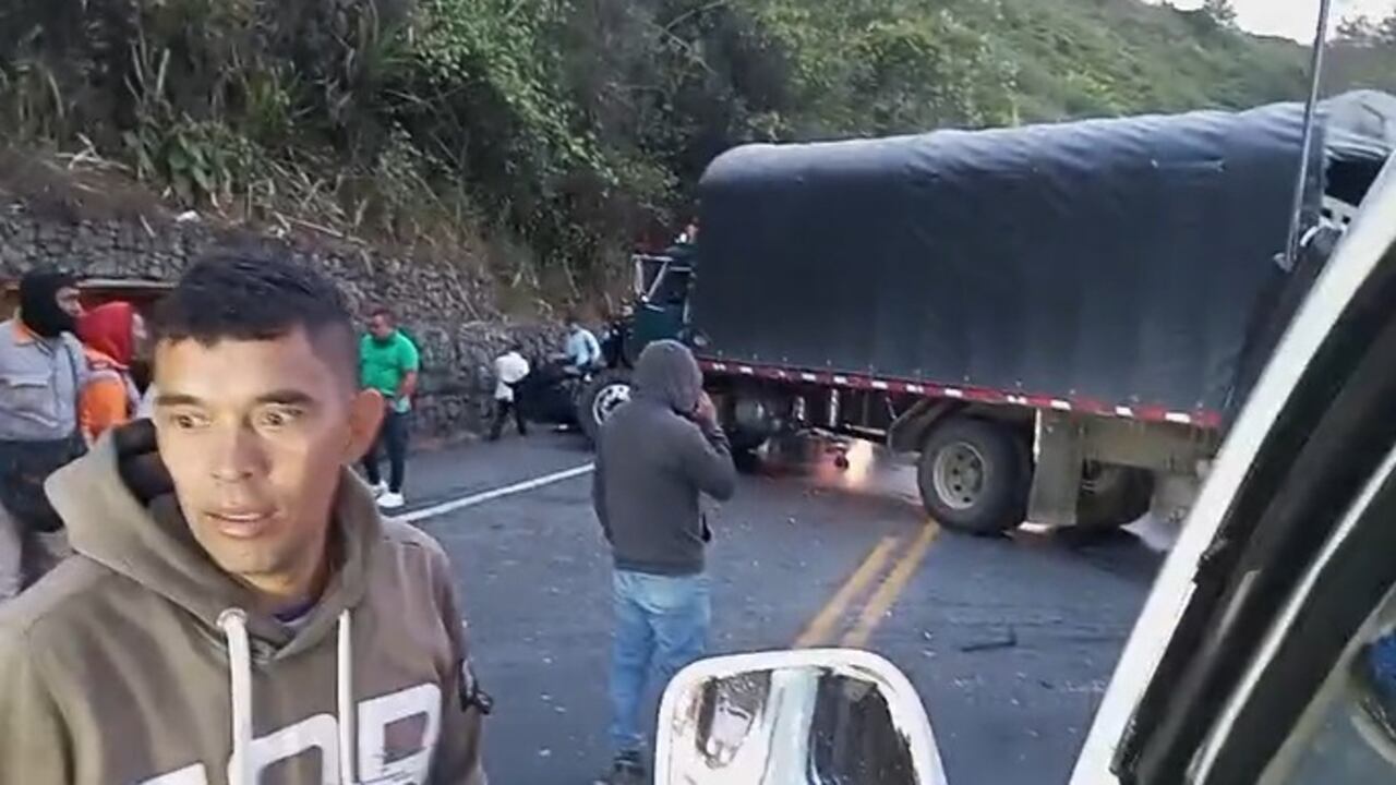 Los mismos usuarios de la vía buscan retirar el camión luego que quedara atravesado sobre este punto de la carretera Panamericana.