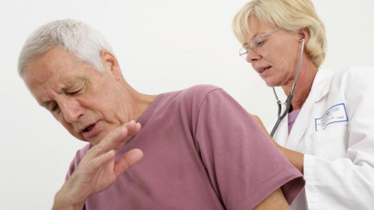 Los CDC aconsejaron consultar al médico o farmacéutico sobre los medicamentos de venta sin receta que pueden ayudarlo a sentirse mejor. (Photo By BSIP/UIG Via Getty Images)