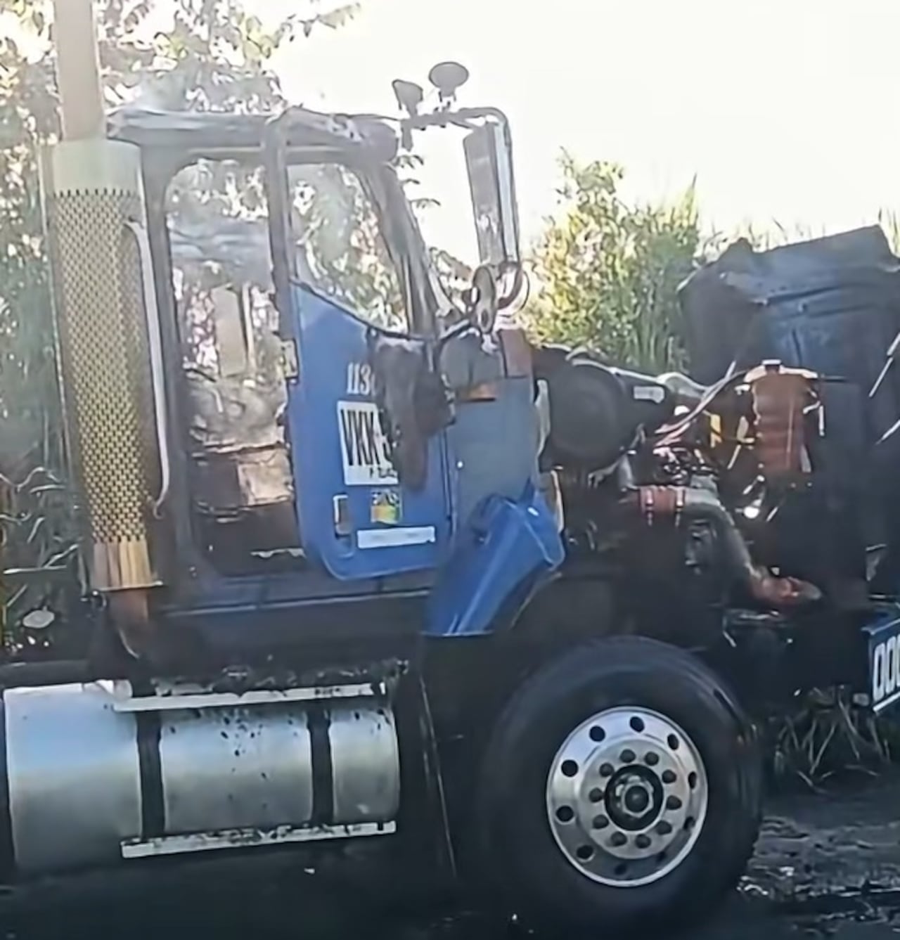 El cabezo del tren cañero terminó averiado en su totalidad, luego que le prendieran candela.