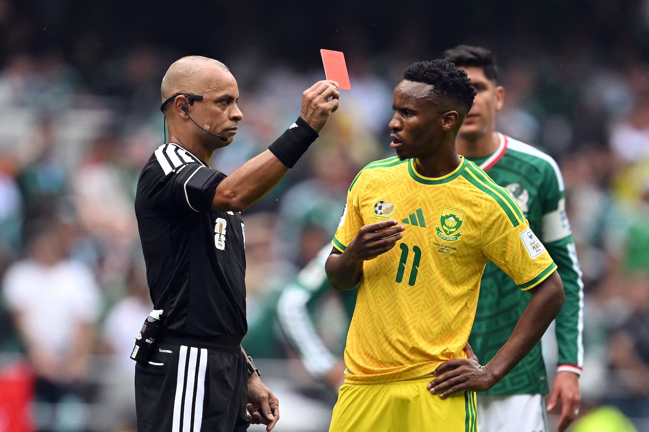 Wilton Sampaio mostró tres tarjetas rojas en el primer partido del Mundial 2026