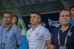 Gustavo Florentín (centro) dejó la dirección técnica de Jaguares de Córdoba tras la fecha 11 de la Liga I-2026.