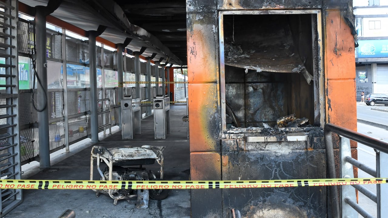 Asi quedó la estación de MÍO Petecuy luego del incendio en la madrugada del 7 de enero de 2024, centro de Cali.