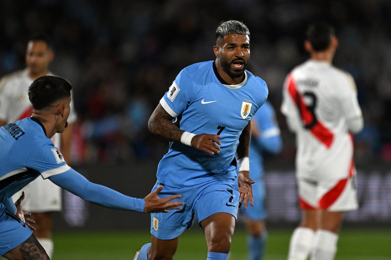 El delantero uruguayo #07 Rodrigo Aguirre celebra con el defensa uruguayo #18 Brian Rodríguez tras anotar el primer gol de su equipo durante el partido de clasificación sudamericana para la Copa Mundial de la FIFA 2026 entre Uruguay y Perú en el estadio Centenario de Montevideo el 4 de septiembre de 2025. (Foto de Eitan ABRAMOVICH / AFP)