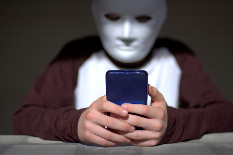 En el video oficial, se muestra cómo los criminales manipulan para evitar que la víctima cuelgue.