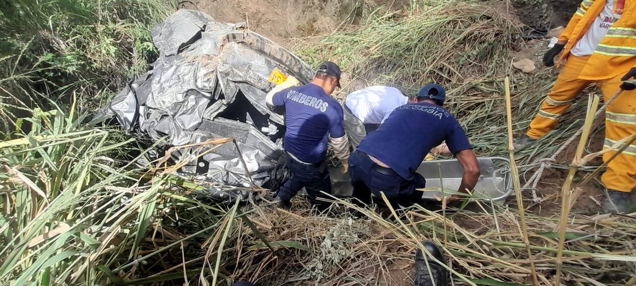 Autoridades y organismos de socorro avanzan en las labores de rescate. Hasta el momento se desconocen las causas del siniestro.