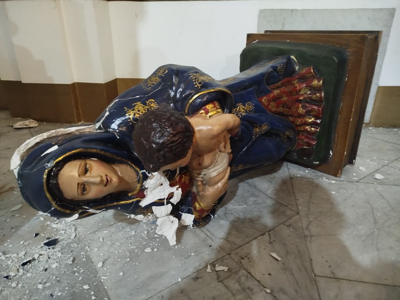 Así quedaron varias estatuas dentro de la Iglesia La Ermita, luego de ser quebradas en un hecho que es materia de investigación.