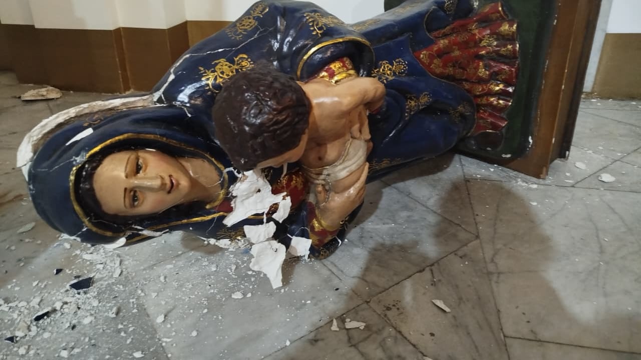 Así quedaron varias estatuas dentro de la Iglesia La Ermita, luego de ser quebradas en un hecho que es materia de investigación.
