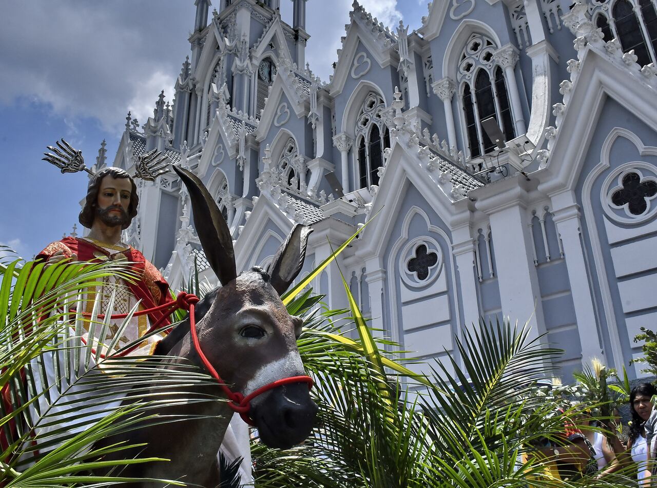 Domingo de Ramos en Cali: así se vivió la tradicional procesión en la ciudad; conmovedora bendición del arzobispo
Con la procesión tradicional del Domingo de Ramos comienza la Semana Santa. Bendición de ramos con las palabras del arzobispo de Cali, Mons. Luis Fernando Rodríguez. Fotos Raúl Palacios / El Pais.