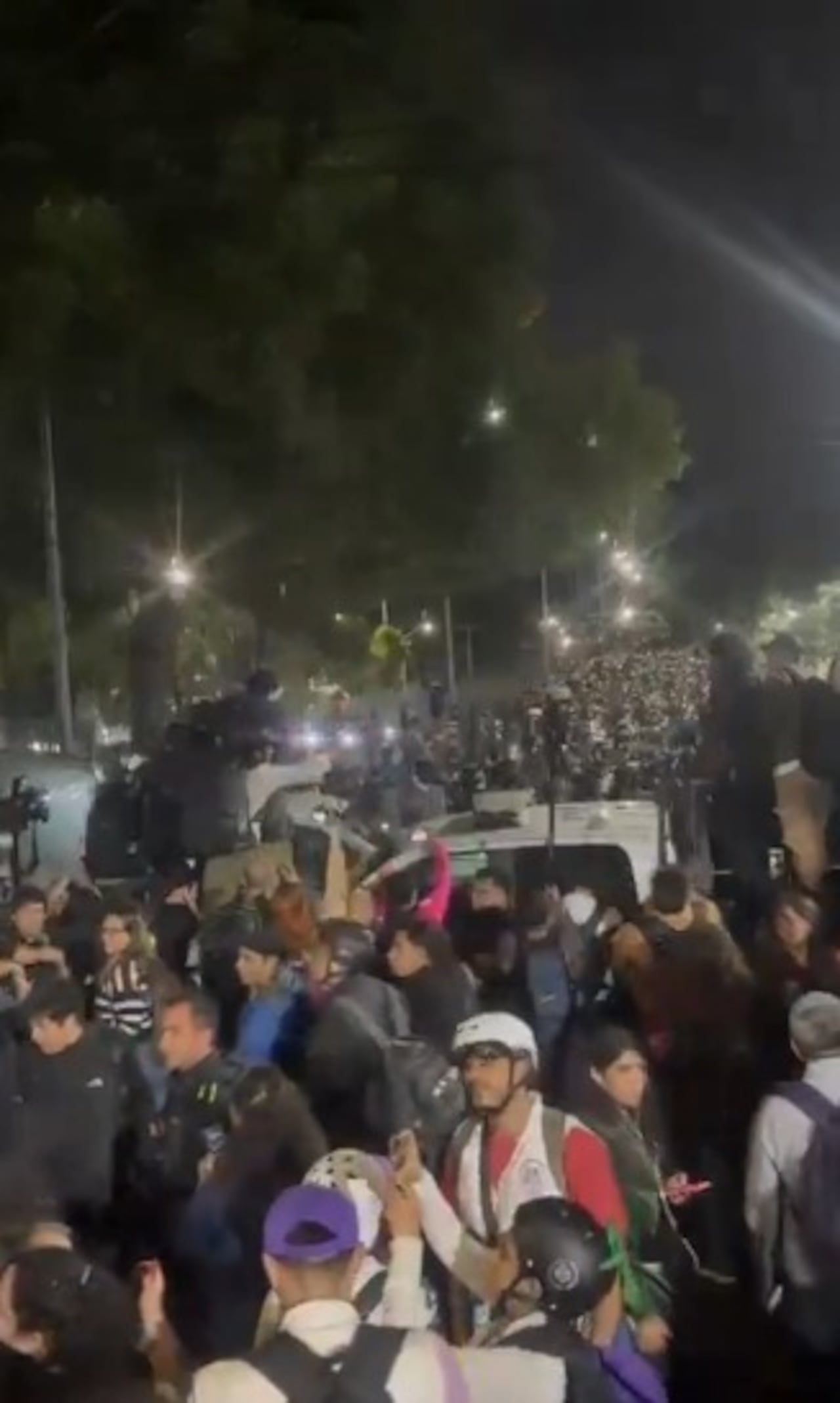 Colectivos de búsqueda chocan con cerco policial cerca del Estadio Azteca antes de la inauguración del Mundial