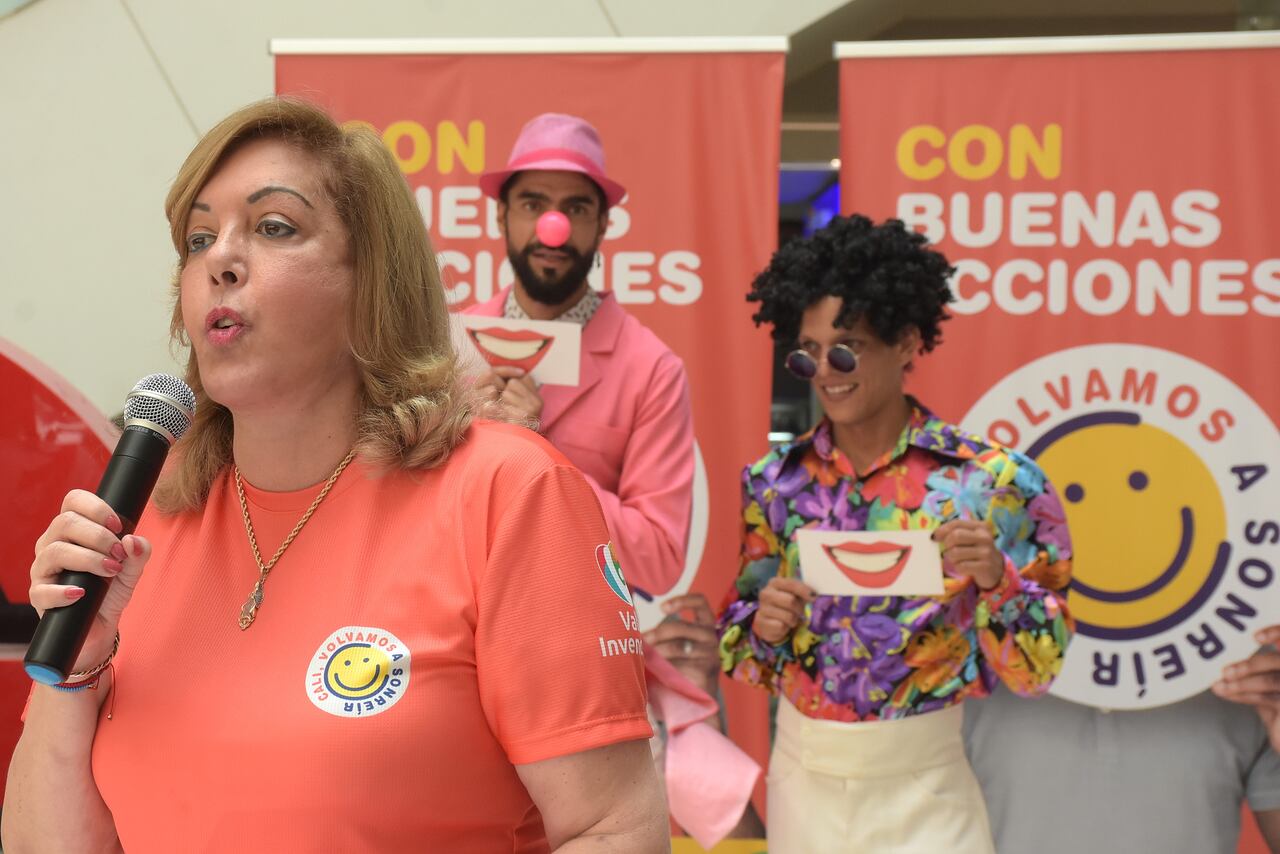 En el centro comercial Cosmocentro y sus alrededores, se realizó el lanzamiento de la campaña 'Cali, volvamos a sonreír', que busca recuperar entre todos aquellas pequeñas prácticas cívicas que mejoran la convivencia ciudadana, el evento contó con la presencia de la gobernadora del valle Clara luz Roldán quién resaltó la importancia de revivir estas prácticas de civismo que algún momento ubicó a Cali como la ciudad número 1 en civismo de Colombia.
