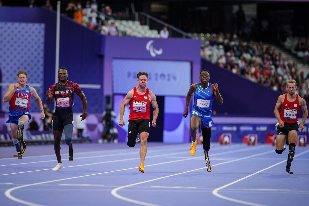 (De izq. a der.) El estadounidense Hunter Woodhall, el costarricense Sherman Isidro Guity Guity, el alemán Felix Streng, el italiano Maxcel Amo Manu y el alemán Johannes Floors compiten en la final masculina de 100 m T64 durante los Juegos Paralímpicos de París 2024 en el Stade de France en Saint-Denis, al norte de París, el 2 de septiembre de 2024. (Foto de Dimitar DILKOFF / AFP)
