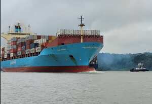 Al ser la única ruta de tránsito por el Canal, es posible navegar el Lago Gatún al lado de imponentes embarcaciones que cruzan de un océano a otro.