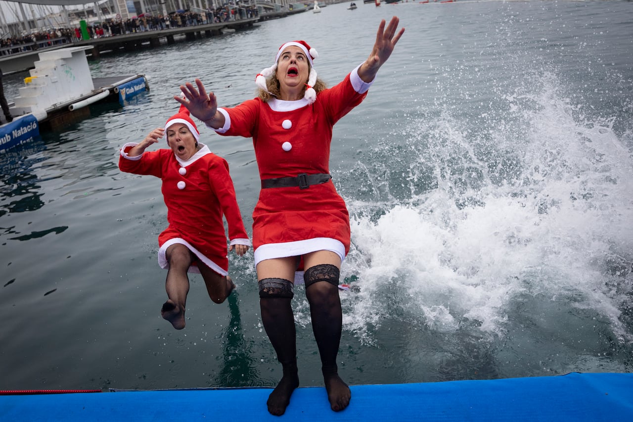 No importa la edad, lo importante es participar y divertirse en la Carrera de la Navidad en Barcelona. (Photo by Josep LAGO / AFP)