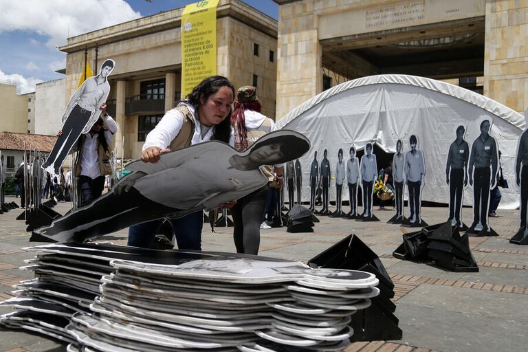 Tanto las víctimas de la Unión Patriótica como sus familiares se dieron cuenta de que el jefe de Estado no estaba presente, razón por la cual empezaron a reclamar con gritos su presencia.