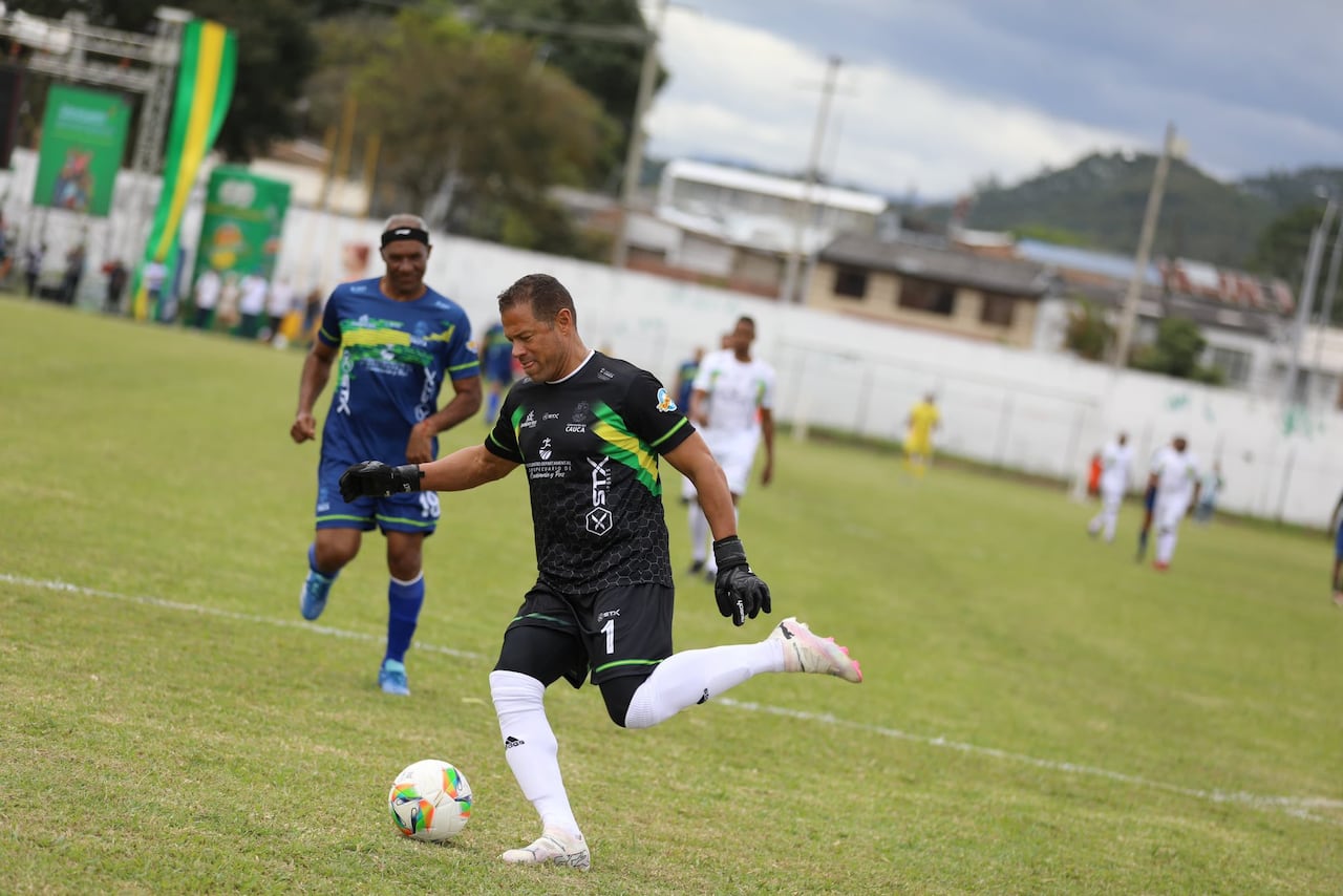 El legendario arquero Óscar Córdoba compartió su talento con los demás asistentes al evento.