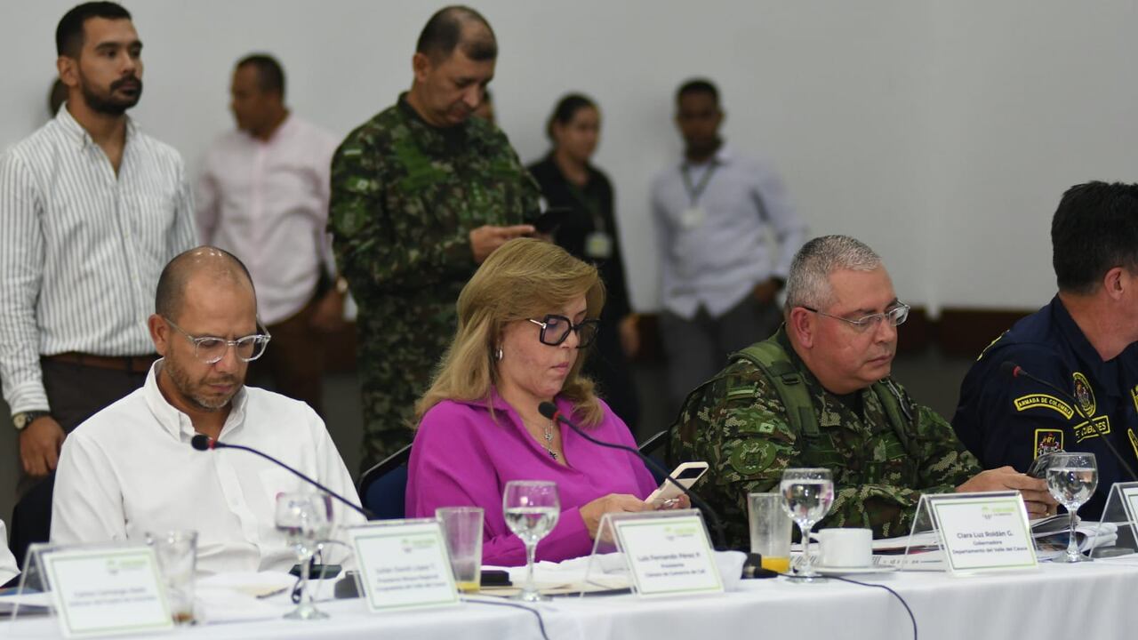 Consejo de seguridad en Cali con altos mandos y la gobernadora Clara Luz Roldán