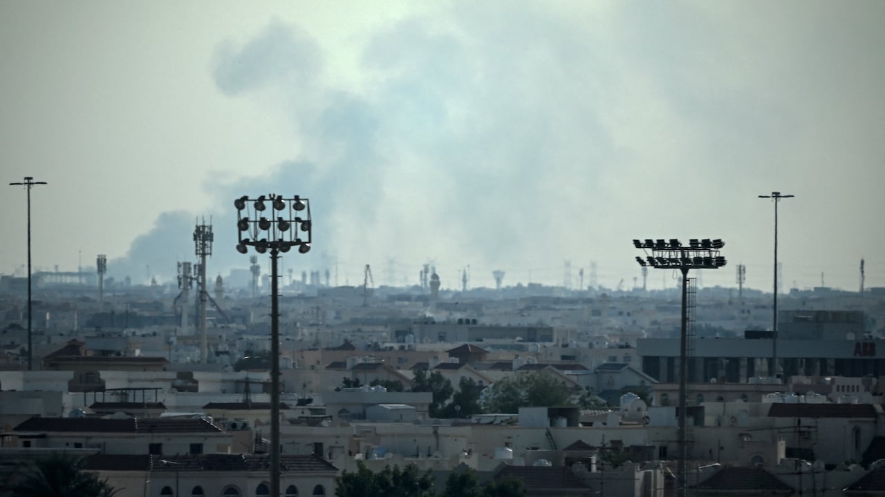 Humo se eleva desde una zona en dirección a la Base Aérea Al Udeid, sede de la Fuerza Aérea del Emir de Qatar y fuerzas extranjeras, incluyendo a Estados Unidos, en Doha el 28 de febrero de 2026, tras un presunto ataque iraní.
