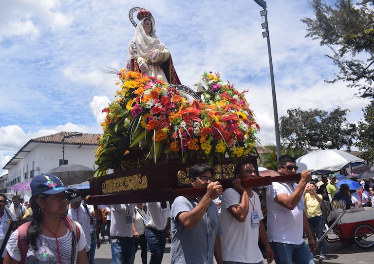También se vivió el fervor y la fe hacia la Virgen María, de ahí que se adelantó una procesión por las principales calles de la capital del Cauca.