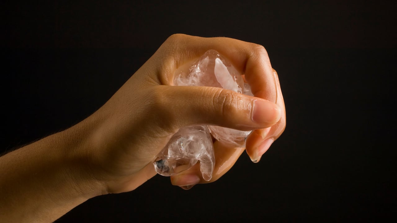 Desde tiempos ancestrales, se ha creído que el hielo posee la capacidad de absorber energías negativas y promover la armonía.