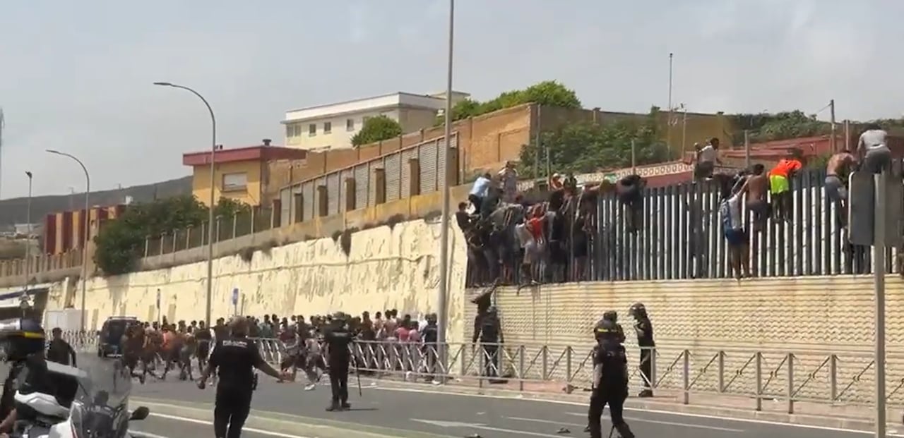 Las autoridades españolas reforzaron la atención en Ceuta tras el ingreso masivo de migrantes desde Marruecos, mientras los centros de acogida superaron su capacidad y continúa el procesamiento de los recién llegados.