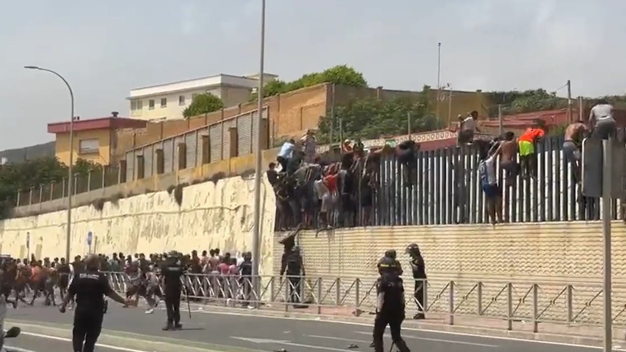 Las autoridades españolas reforzaron la atención en Ceuta tras el ingreso masivo de migrantes desde Marruecos, mientras los centros de acogida superaron su capacidad y continúa el procesamiento de los recién llegados.