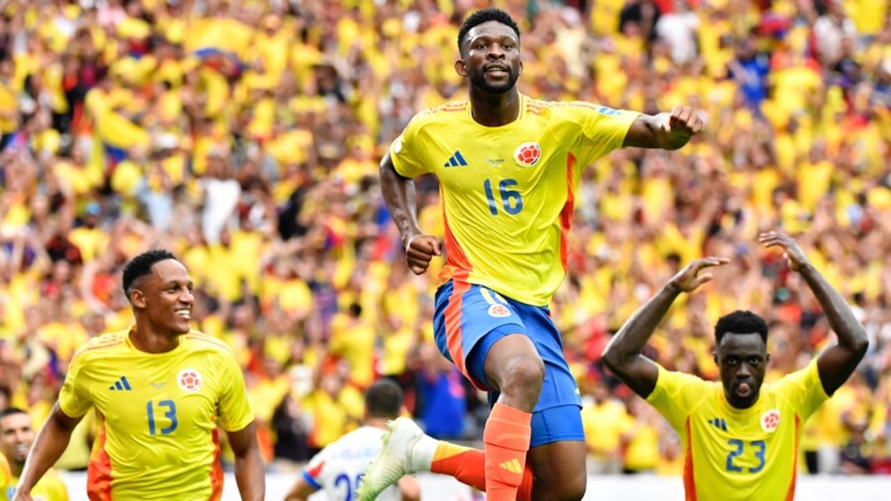 Jefferson Lerma celebra el gol de Colombia frente a Paraguay, en su primer partido de la Copa América 2024. Lo acompañan Yerri Mina (13) y Davinson Sánchez (23) Houston, 24 de junio de 2024.
