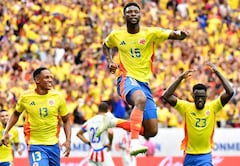 Jefferson Lerma celebra el gol de Colombia frente a Paraguay, en su primer partido de la Copa América 2024. Lo acompañan Yerri Mina (13) y Davinson Sánchez (23) Houston, 24 de junio de 2024.