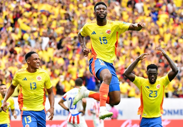 Jefferson Lerma celebra el gol de Colombia frente a Paraguay, en su primer partido de la Copa América 2024. Lo acompañan Yerri Mina (13) y Davinson Sánchez (23) Houston, 24 de junio de 2024.