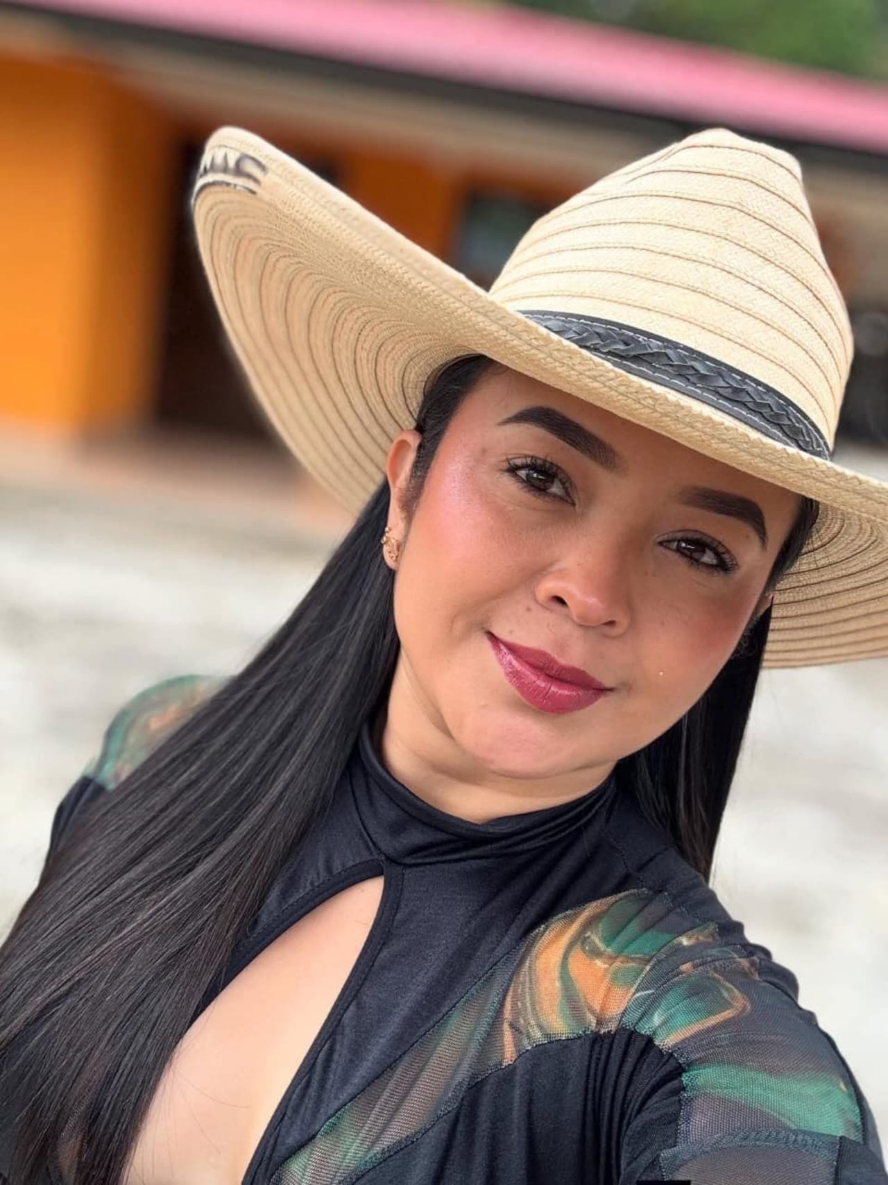 Las autoridades adelantan un operativo para ubicar a Zulandy Masbuscay, mujer secuestrada durante la noche de este sábado 11 de julio en el sector de Piagua, sobre la carretera que comunica al municipio de El Tambo con la ciudad de Popayán. En el mismo hecho violento, otra persona resultó herida por un disparo.