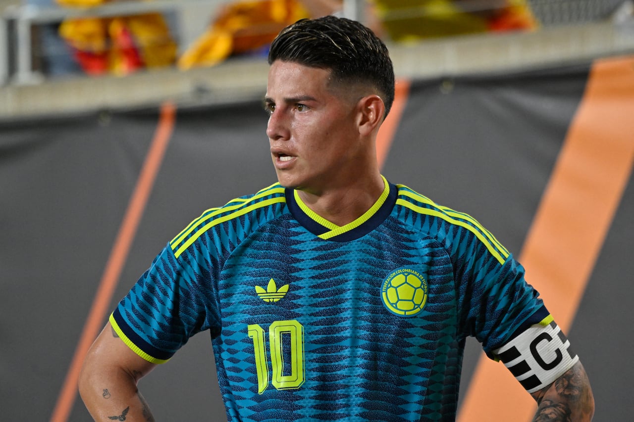 El centrocampista colombiano James Rodríguez, número 10, observa durante un partido amistoso de fútbol entre Colombia y Croacia en el Camping World Stadium de Orlando, Florida, el 26 de marzo de 2026. (Foto de Miguel J. Rodríguez CARRILLO / AFP)