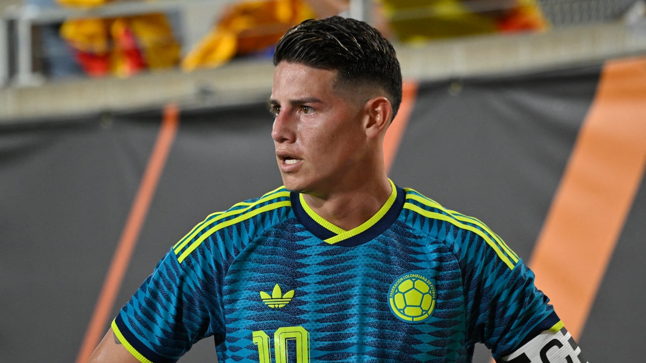 El centrocampista colombiano James Rodríguez, número 10, observa durante un partido amistoso de fútbol entre Colombia y Croacia en el Camping World Stadium de Orlando, Florida, el 26 de marzo de 2026. (Foto de Miguel J. Rodríguez CARRILLO / AFP)