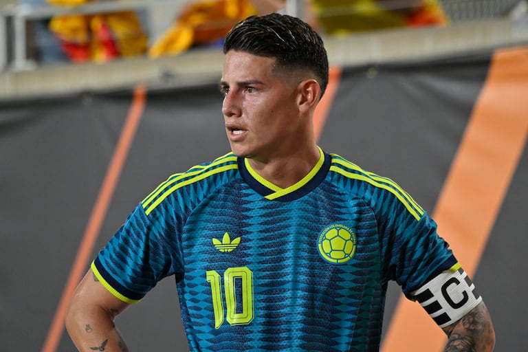 El centrocampista colombiano James Rodríguez, número 10, observa durante un partido amistoso de fútbol entre Colombia y Croacia en el Camping World Stadium de Orlando, Florida, el 26 de marzo de 2026. (Foto de Miguel J. Rodríguez CARRILLO / AFP)