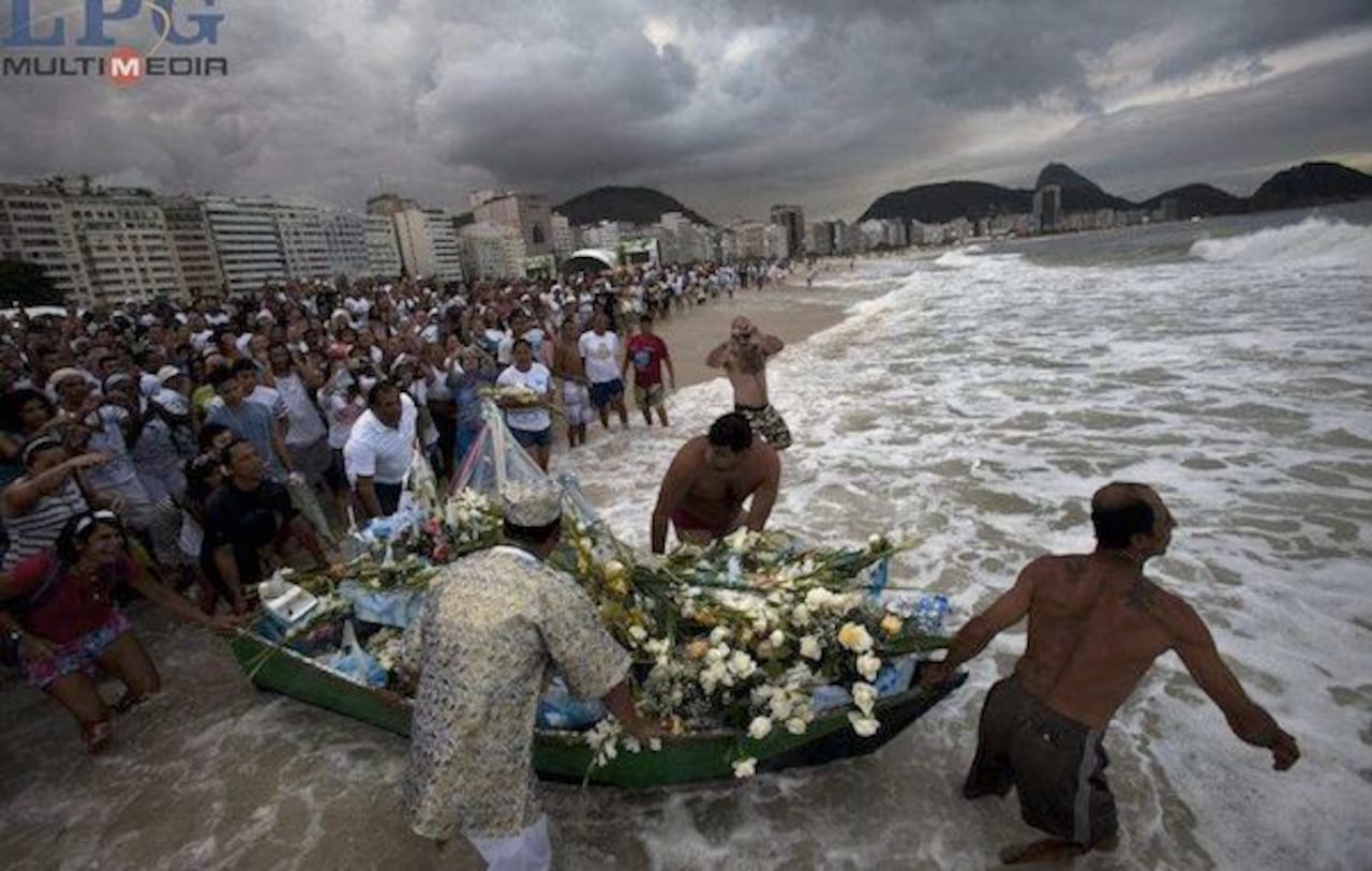 Los afrobrasileros celebran fin de año con una ceremonia ritual en el mar.