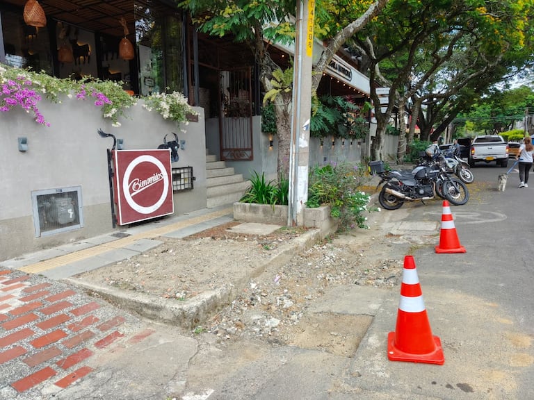 Durante meses, los huecos permanecieron sin señalización ni mantenimiento.
