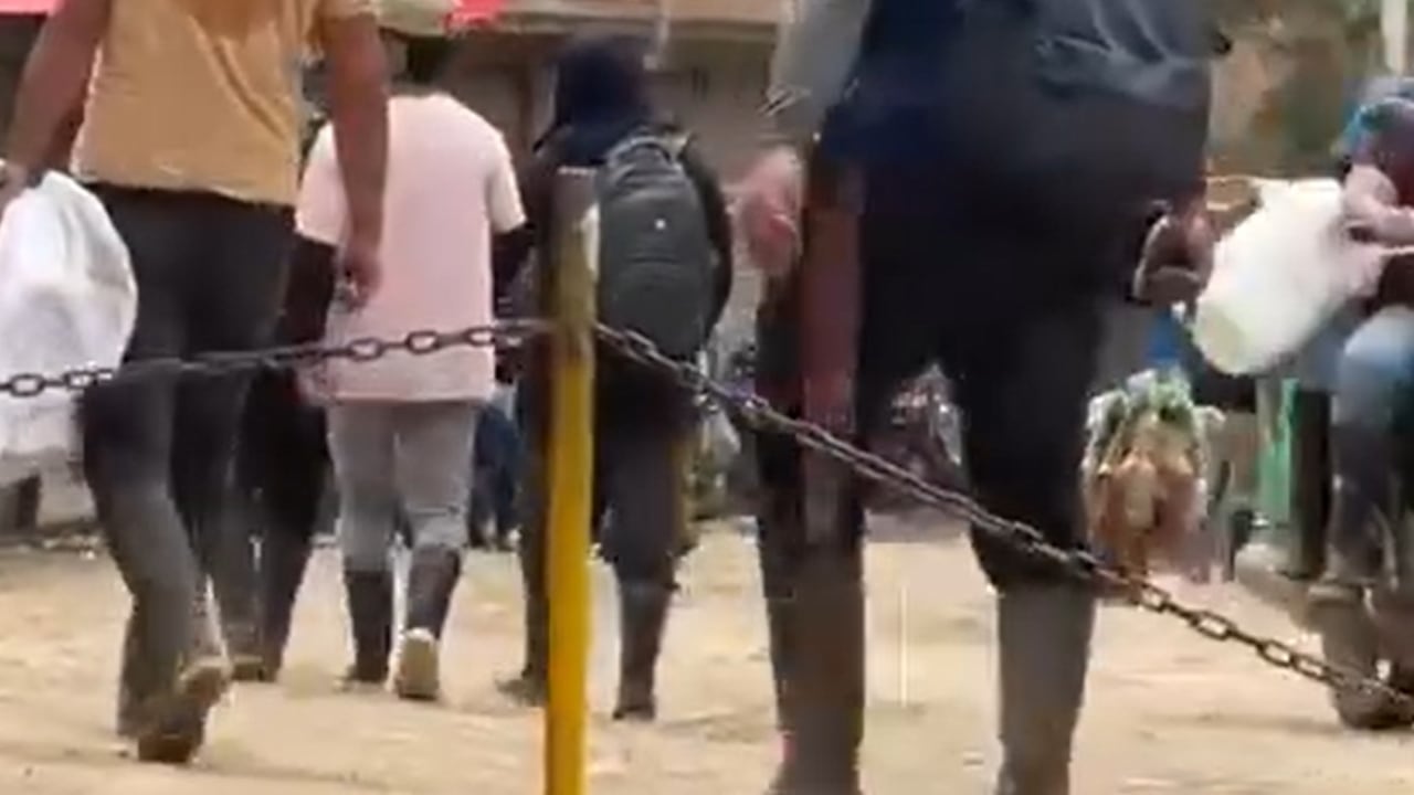 Este es el momento cuando algunos manifestantes portan bombas incendiarias cuando se enfrentan a los policías que laboran en el corregimiento de El Plateado, Argelia, Cauca.