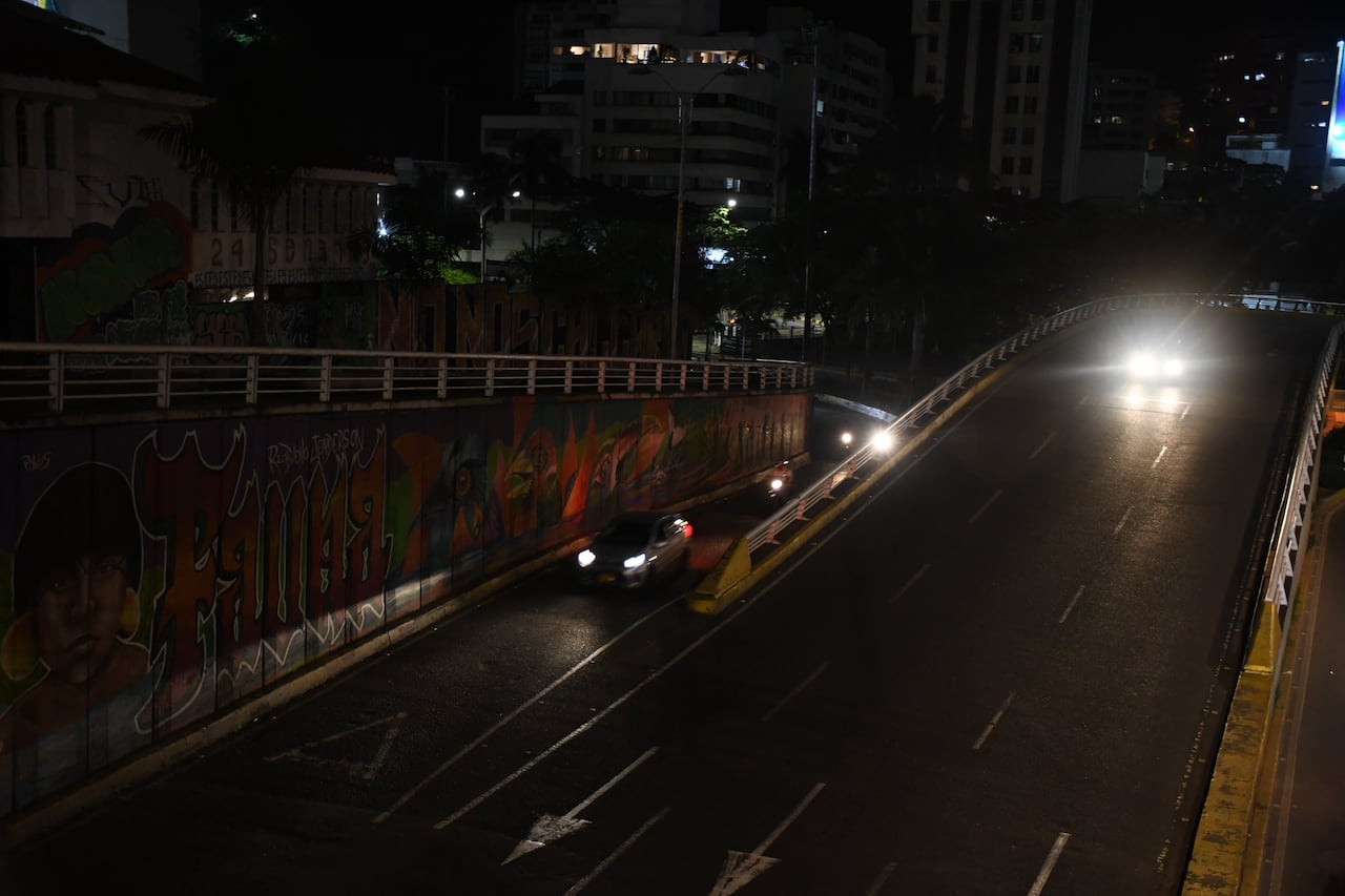 Cali: Informe de domingo Cali a oscuras, las principales vias del norte y centro de la ciudad se encuentra completamente a oscura, el alumbrado público no funciona. foto José L Guzmán El País,