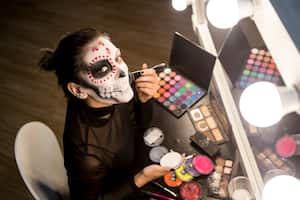 Conozca cómo hacer un maquillaje de calavera en cuestión de minutos.
