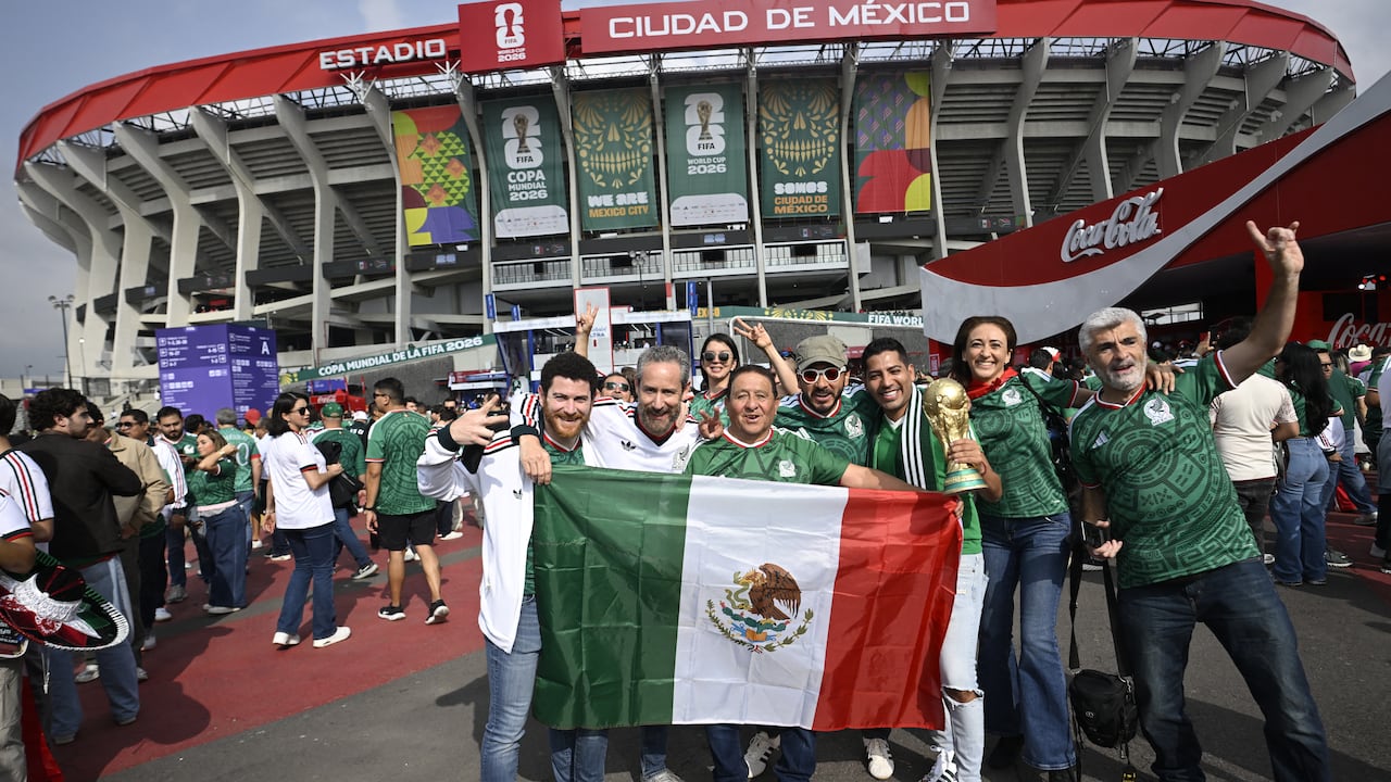Aficionados mexicanos posan a las afueras del estadio antes del partido de fútbol del Grupo A del Mundial 2026 entre México y Sudáfrica en el Estadio Ciudad de México, el 11 de junio de 2026. (Foto de Alfredo ESTRELLA / AFP)