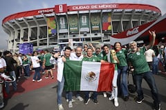Aficionados mexicanos posan a las afueras del estadio antes del partido de fútbol del Grupo A del Mundial 2026 entre México y Sudáfrica en el Estadio Ciudad de México, el 11 de junio de 2026. (Foto de Alfredo ESTRELLA / AFP)