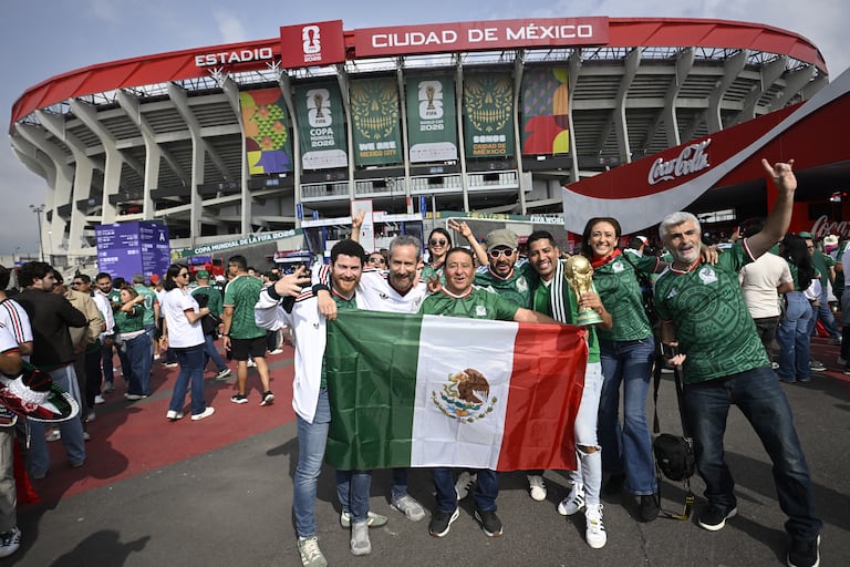 Aficionados mexicanos posan a las afueras del estadio antes del partido de fútbol del Grupo A del Mundial 2026 entre México y Sudáfrica en el Estadio Ciudad de México, el 11 de junio de 2026. (Foto de Alfredo ESTRELLA / AFP)