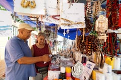 Venta de artículos religiosos en Semana Santa