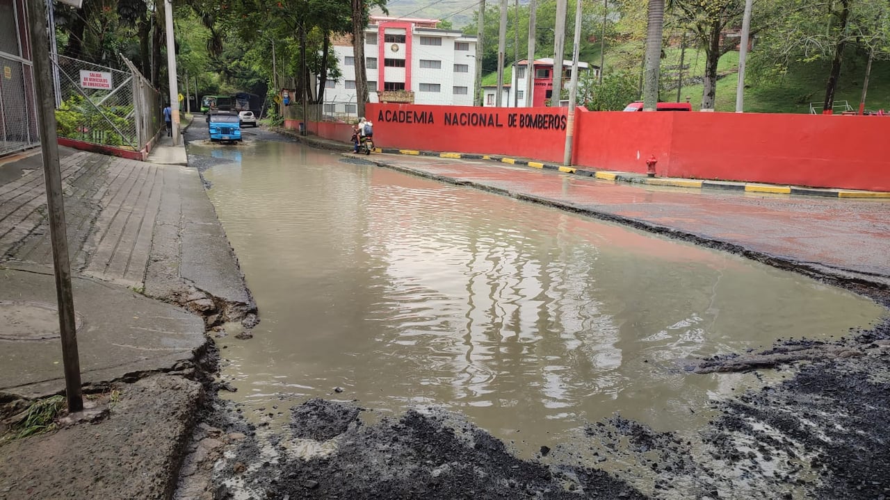 Lagunas, deslizamientos y baches se han formado en varios puntos de la vía, aumentando los riesgos para vehículos y peatones.